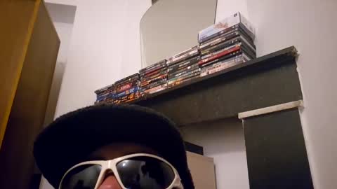 Snapshot of sakssirioun chatting on 04.12.26 Cluuter online show from 04.12.26