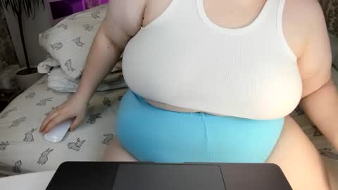 Snapshot of salma_queen chatting on 02.25.25 SalmaRoth online show from 02.25.25