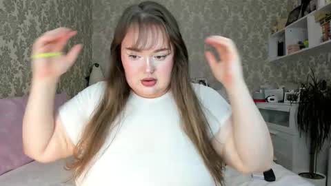 Snapshot of salma_queen chatting on 10.12.25 SalmaRoth online show from 10.12.25