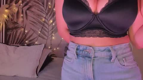 Snapshot of samaantha_white_ chatting on 11.27.25 Samaantha online show from 11.27.25