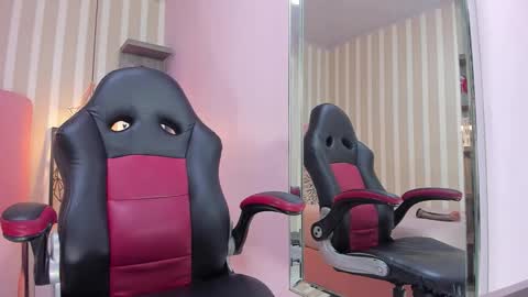 Snapshot of samanthabenet chatting on 10.23.25 online show from 10.23.25