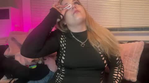 Snapshot of samanthafever chatting on 12.01.25 samanthafever online show from 12.01.25