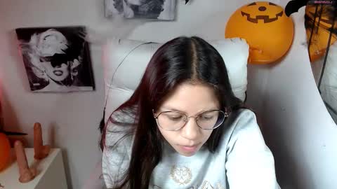 Snapshot of samantharoldan chatting on 10.28.25 Samantha online show from 10.28.25