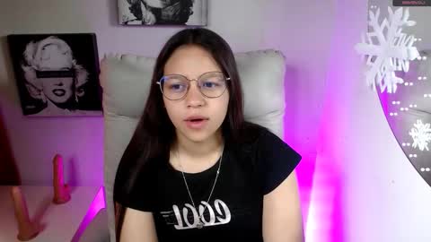 Snapshot of samantharoldan chatting on 12.20.25 Samantha online show from 12.20.25