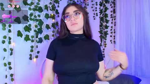 Snapshot of samii_evans chatting on 11.26.25 samii evans online show from 11.26.25