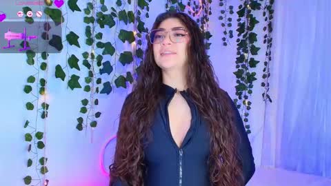 Snapshot of samii_evans chatting on 12.19.25 samii evans online show from 12.19.25