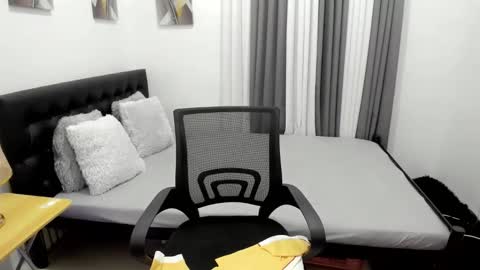 Snapshot of samuelangelo chatting on 10.06.25 Sam online show from 10.06.25