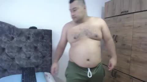 Snapshot of santi_hothot chatting on 10.27.25 Santiago online show from 10.27.25
