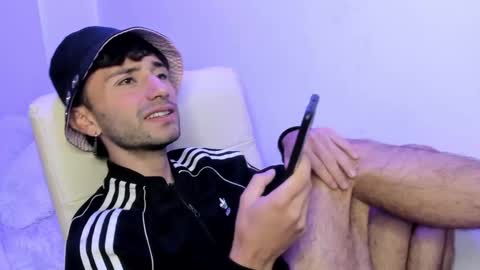 Snapshot of santi_mateo chatting on 01.12.25 Santi online show from 01.12.25