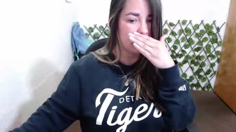 Snapshot of santos_tania1 chatting on 06.16.26 tania online show from 06.16.26
