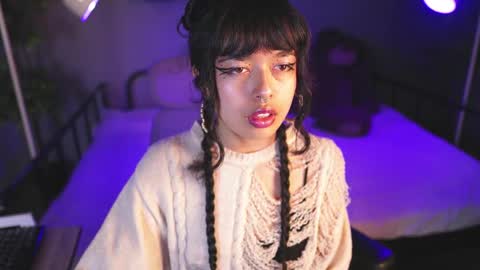 Snapshot of saphyralux chatting on 05.20.26 saphyralux online show from 05.20.26