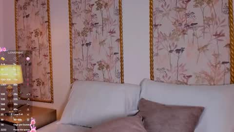 Snapshot of sara_castro24 chatting on 11.13.25 Sara online show from 11.13.25