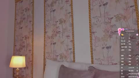 Snapshot of sara_castro24 chatting on 11.19.25 Sara online show from 11.19.25