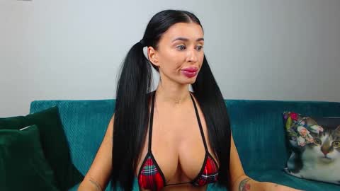 Im Sara I am happy to be here  online show from 10.10.25