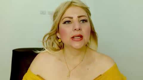 Snapshot of sara_naughtyw chatting on 01.19.25 katiasupreme online show from 01.19.25