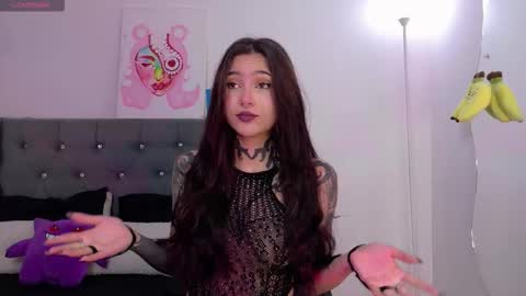 Snapshot of sara_queen9 chatting on 10.27.25 Sara online show from 10.27.25