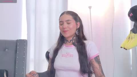 Snapshot of sara_queen9 chatting on 12.02.25 Sara online show from 12.02.25