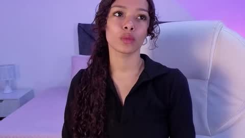 Snapshot of sara_sharma chatting on 10.15.25 sara online show from 10.15.25