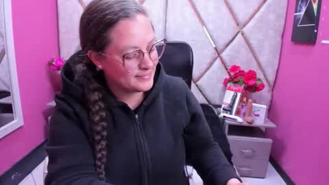 sara_thonson_ online show from 11.28.25