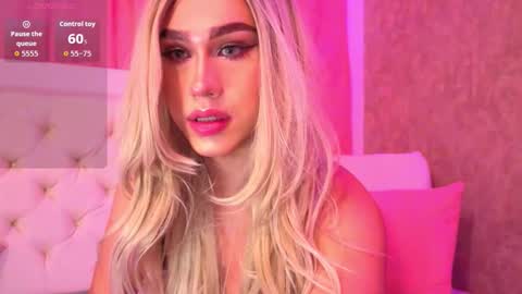 Snapshot of saraah_queen chatting on 11.21.25 Sarah online show from 11.21.25