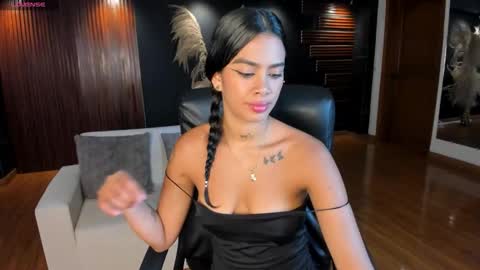 Snapshot of saracorraless chatting on 12.20.25 Sara Everyday From 1430 to 2130 Col Time online show from 12.20.25