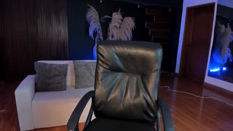 Snapshot of saracorraless chatting on 12.22.25 Sara Everyday From 1430 to 2130 Col Time online show from 12.22.25