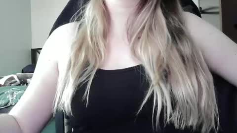 Snapshot of sarahmummy chatting on 03.19.26 Sarah online show from 03.19.26