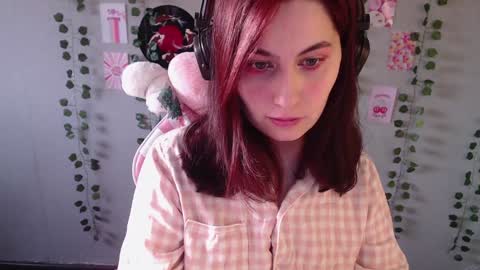 Snapshot of sarakinski chatting on 01.22.25 Sara online show from 01.22.25