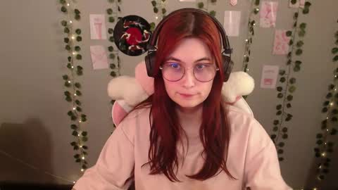 Snapshot of sarakinski chatting on 12.03.25 Sara online show from 12.03.25