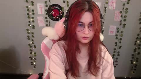 Snapshot of sarakinski chatting on 12.04.25 Sara online show from 12.04.25