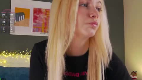 Snapshot of saramist chatting on 12.17.25 saramist online show from 12.17.25