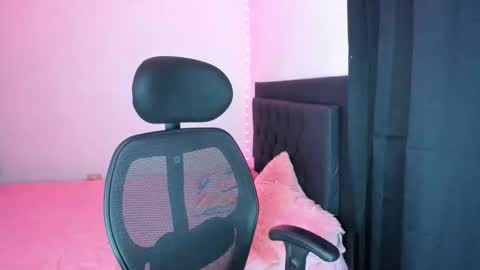 Snapshot of sarapiink chatting on 12.17.25 Sara online show from 12.17.25