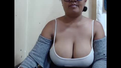 Snapshot of saronette chatting on 03.31.26 saronette online show from 03.31.26