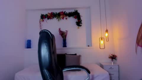 Snapshot of sasha_kendrick chatting on 12.17.24 Sasha online show from 12.17.24