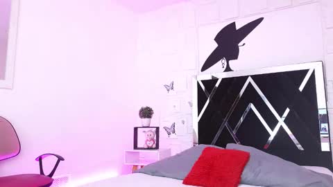 Snapshot of sasha_misshot_ chatting on 12.17.25 Sasha Mercedez online show from 12.17.25