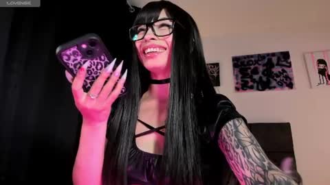    im expecting 300 thumbs up on my altar online show from 06.23.26