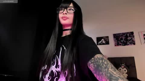    im expecting 300 thumbs up on my altar online show from 06.24.26