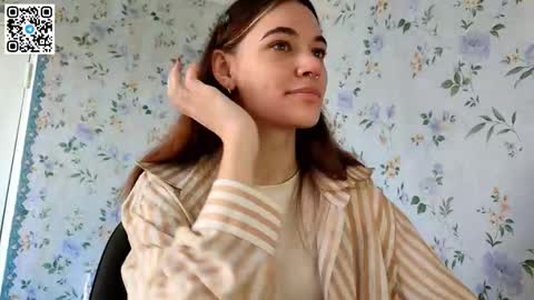 Snapshot of scarlet1flowers chatting on 10.05.25 Kira online show from 10.05.25