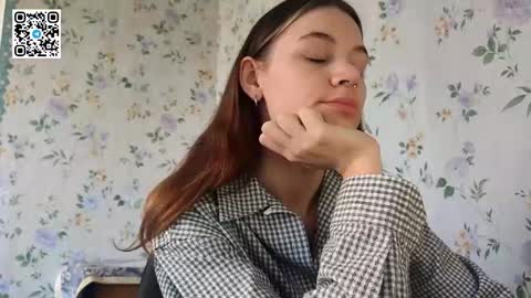 Snapshot of scarlet1flowers chatting on 10.18.25 Kira online show from 10.18.25