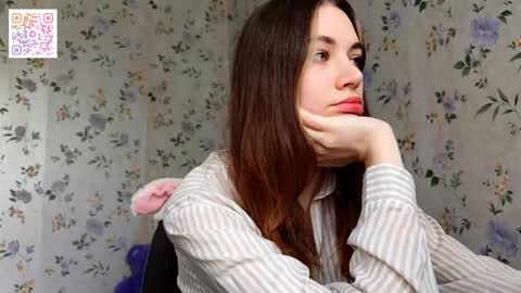 Snapshot of scarlet1flowers chatting on 11.05.25 Kira online show from 11.05.25