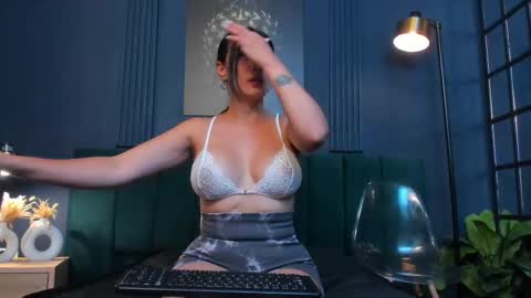 Scarlet Edwars online show from 09.12.25