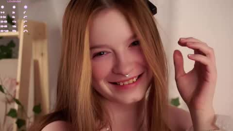 Snapshot of scarlet_fever10 chatting on 11.23.25 scarlet_fever10 online show from 11.23.25