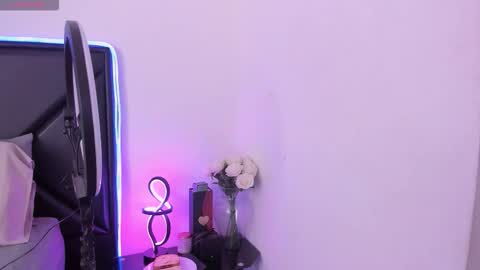 Snapshot of scarletkent chatting on 10.31.25 ScarletKent online show from 10.31.25