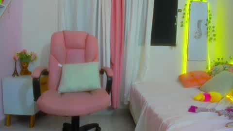 Snapshot of scarletliz chatting on 12.17.24 Scarletliz online show from 12.17.24