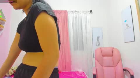 Snapshot of scarletliz chatting on 02.17.25 Scarletliz online show from 02.17.25