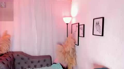 Snapshot of scarlett_johs chatting on 09.15.25 Scarlett Johs online show from 09.15.25