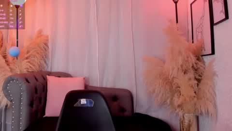 Snapshot of scarlett_johs chatting on 09.17.25 Scarlett Johs online show from 09.17.25