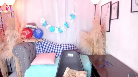 Snapshot of scarlett_johs chatting on 09.30.25 Scarlett Johs online show from 09.30.25