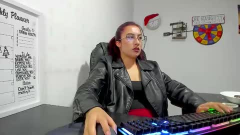 Snapshot of scarlett_sen chatting on 12.21.24 Mistress Scarlett online show from 12.21.24