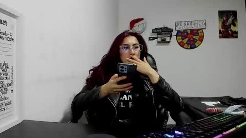 Snapshot of scarlett_sen chatting on 12.30.24 Mistress Scarlett online show from 12.30.24